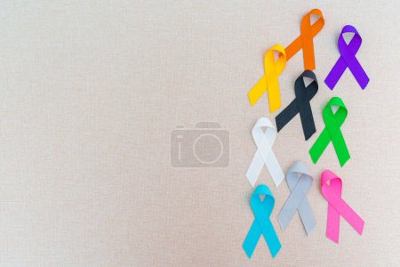 Téléchargez les photos : Journée mondiale du cancer, le 4 février. Rubans colorés pour soutenir les personnes vivant et malades. Journée nationale de survie au cancer, concept de journée de sensibilisation à l'autisme - en image libre de droit