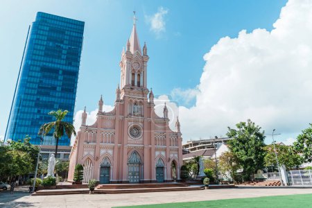 Téléchargez les photos : Eglise de la cathédrale de Da Nang rose. Repère et populaire pour l'attraction touristique. Vietnam et Asie du Sud-Est concept de voyage - en image libre de droit