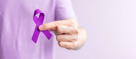 Foto de Púrpura cinta para el día del cáncer, lupus, páncreas, esofágico, cáncer testicular, mundo Alzheimer, epilepsia, sarcoidosis, fibromialgia y violencia doméstica Conceptos mensuales de concienciación - Imagen libre de derechos