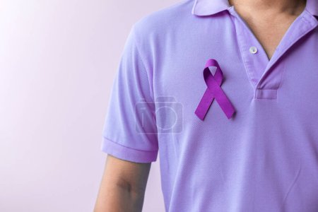 Foto de Púrpura cinta para el día del cáncer, lupus, páncreas, esofágico, cáncer testicular, mundo Alzheimer, epilepsia, sarcoidosis, fibromialgia y violencia doméstica Conceptos mensuales de concienciación - Imagen libre de derechos