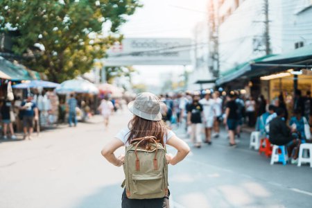 viajera mujer visitando en Bangkok, Turista con mochila y sombrero de turismo en Chatuchak mercado de fin de semana, punto de referencia y atracciones populares en Bangkok, Tailandia. Viajar en el sudeste asiático concepto
