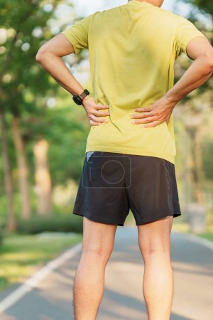 erwachsener Rüde mit ihren Muskelschmerzen beim Laufen. Läufer mit Rücken- und Hüftschmerzen aufgrund von Piriformis-Syndrom, Rückenschmerzen und Wirbelsäulenkompression. Sportverletzungen und medizinisches Konzept