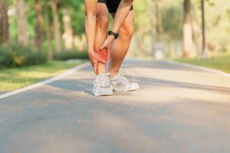 Junger erwachsener Rüde mit Muskelschmerzen beim Laufen. Läufer hatte wegen Schienen-Schiene Beinschmerzen. Sportverletzungen und medizinisches Konzept