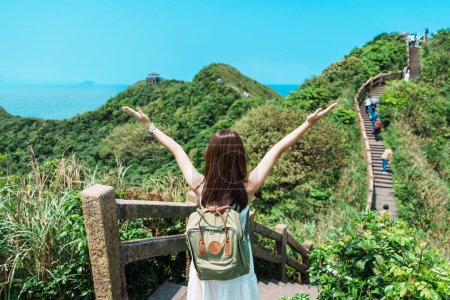 Téléchargez les photos : Voyageuse visitant Taïwan, touriste avec sac à dos dans Bitou Cape Hiking Trail, New Taipei City. monuments et attractions populaires près de Taipei. Asie Concept de voyage - en image libre de droit