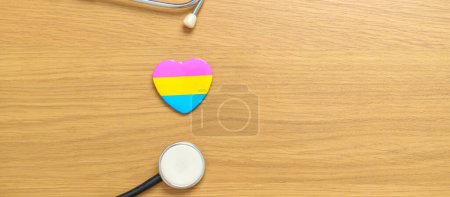 Pansexual Pride Day und LGBT Pride Monatskonzept. rosa, gelb und blau Herzform mit Stethoskop für Lesben, Schwule, Bisexuelle, Transgender, Queer und Pansexuelle