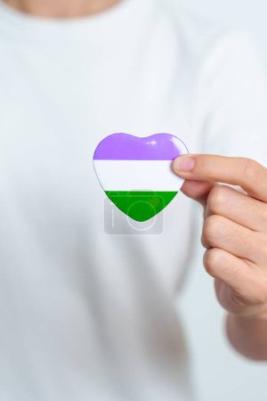 Téléchargez les photos : Queer Pride Day et LGBT pride month concept. forme de coeur violet, blanc et vert pour lesbiens, gais, bisexuels, transgenres, genderqueer et ansexuels - en image libre de droit