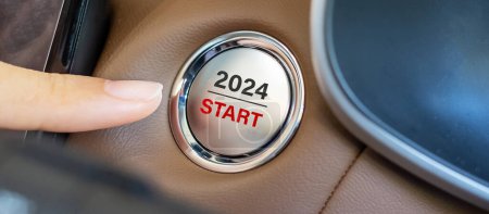 Finger drücken Sie eine Autozündtaste mit 2024 START-Text im Auto. Neues Jahr New You, Prognose, Vorsatz, Motivation, Veränderung, Ziel, Vision, Innovation und Planungskonzept