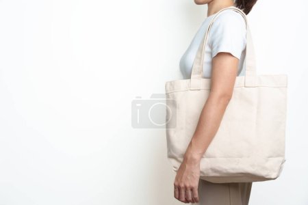 Frau mit Eco-Einkaufstasche mit Kopierplatz für Text. Umweltschutz, Null Abfall, Mehrweg, Sag Nein Plastik, Nachhaltigkeit, Umweltfreundlich, Weltumwelttag und Erdtagskonzept