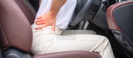 Frau mit einer Verstauchung des Rückens während der langen Autofahrt, Rückenschmerzen aufgrund des Piriformis-Syndroms, Rückenschmerzen und Kompression der Wirbelsäule. Ergonomisches und medizinisches Konzept