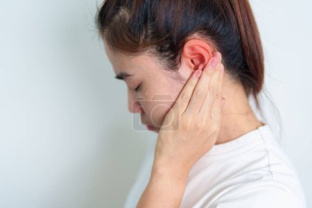 Mujer sosteniendo su doloroso oído. Enfermedad del oído, Atresia, Otitis Media, Inflación, Pertorated Eardrum, Síndrome de Meniere, otorrinolaringólogo, Envejecimiento del concepto de pérdida auditiva y salud
