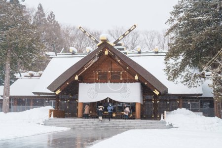 Hokkaido Jingu Schrein mit Schnee in der Wintersaison, japanischer Buddhismus shinto Tempel. Wahrzeichen und beliebt für Attraktionen in Hokkaido, Japan. Reise- und Urlaubskonzepte