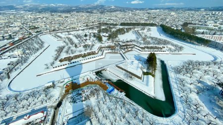 Schöne Landschaft und Stadtlandschaft vom Goryokaku-Turm mit Schnee in der Wintersaison. Wahrzeichen und beliebt für Attraktionen in Hokkaido, Japan. Reise- und Urlaubskonzept