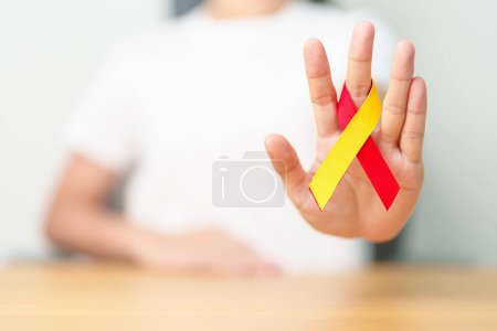 Frau mit roter und gelber Schleife. Welt-Hepatitis-Tag am 28. Juli, Leberkrebs, Gelbsucht, Zirrhose, Versagen, Vergrößerung, Leberenzephalopathie und Gesundheitskonzept