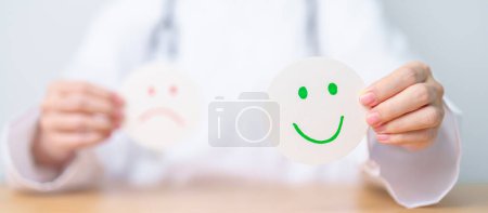 Arzt zeigt Happy Smile Gesichtsausdruck, Psychologie, Gesundheit Wellness, positives Feedback, Kundenbewertung, gute Erfahrungen, Zufriedenheitsumfrage, World Mental Health Day Konzept