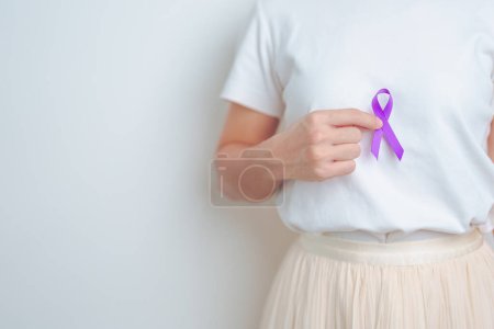 Frau mit Bauchspeicheldrüsen- und Brustschmerzen mit violettem Band. Bauchspeicheldrüsenkrebs November, Pankreatitis, Verdauungssystem, Weltkrebstag und Gesundheitskonzept