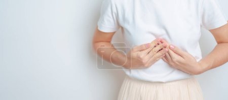 Mujer con dolor abdominal en el páncreas y el pecho. Cáncer de páncreas mes de noviembre, Pancreatitis, Cáncer de hígado, Sistema digestivo, Día Mundial del Cáncer y concepto de salud