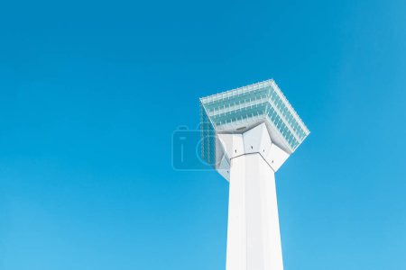 Goryokaku-Turm mit blauem Himmel im Winter. Wahrzeichen und beliebt für Attraktionen in Hokkaido, Japan. Reise- und Urlaubskonzept