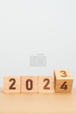 2023 Änderung zu 2024 Jahr Block auf dem Tisch. Ziel, Vorsatz, Strategie, Plan, Start, Budget, Mission, Aktion, Motivation und Neujahrskonzept