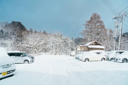 Téléchargez les photos : Le parking de Ginzan Onsen avec chutes de neige en hiver est la source chaude japonaise la plus célèbre à Yamagata, Japon. Yamagata, Japon, 24 janvier 2024 - en image libre de droit