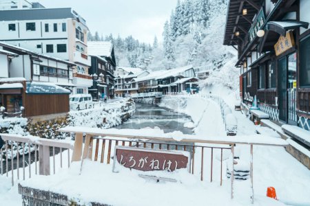 Téléchargez les photos : Belle Ginzan Onsen avec des chutes de neige en saison d'hiver est la plus célèbre source chaude japonaise à Yamagata, Japon. Yamagata, Japon, 24 janvier 2024 - en image libre de droit