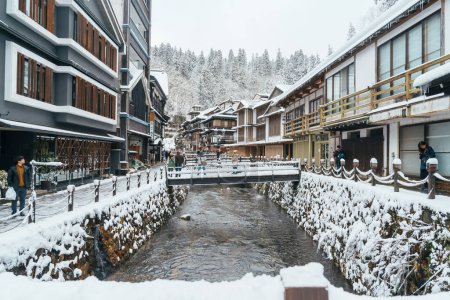 Téléchargez les photos : Belle Ginzan Onsen avec des chutes de neige en saison d'hiver est la plus célèbre source chaude japonaise à Yamagata, Japon. Yamagata, Japon, 24 janvier 2024 - en image libre de droit