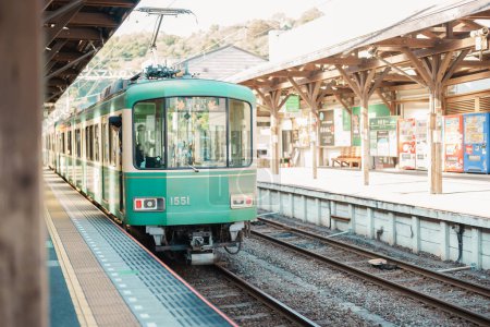 Foto de Enoshima Dentetsu línea de tren en Kamakura, ferrocarril japonés conecta Kamakura en Kamakura con la estación de Fujisawa en Fujisawa, Kanagawa. Atracción histórica cerca de Tokio. Kanagawa, Japón, 16 de noviembre de 2023 - Imagen libre de derechos