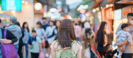 femme voyageur visitant Taïwan, touriste avec sac et shopping dans le marché nocturne de Shilin, monuments et attractions populaires dans la ville de Taipei. Asie Voyage et vacances concept