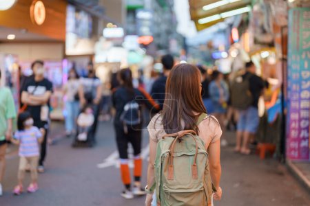 viajero mujer visitando en Taiwán, Turista con bolsa de turismo y compras en Shilin Night Market, punto de referencia y atracciones populares en la ciudad de Taipei. Asia Viajes y vacaciones concepto