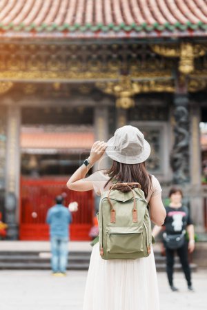 viajera que visita en Taiwán, turista con visita de sombrero en el templo de Longshan, templo religioso popular chino en el distrito de Wanhua, ciudad de Taipei. hito y popular. Concepto de viajes y vacaciones