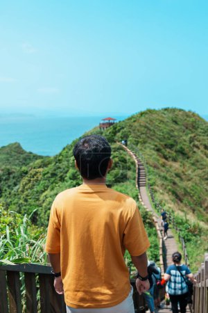 Téléchargez les photos : Homme voyageur visitant Taïwan, tourisme dans Bitou Cape Hiking Trail, New Taipei City. monuments et attractions populaires près de Taipei. Asie Concept de voyage - en image libre de droit