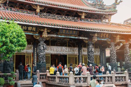 Foto de Templo Longshan, templo religioso popular chino en el distrito de Wanhua, ciudad de Taipei. hito y popular para las atracciones turísticas. Taipei, Taiwán, 4 de abril de 2023 - Imagen libre de derechos