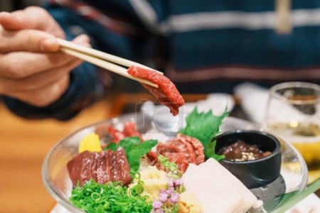 Téléchargez les photos : Morceaux de viande de cheval sashimi ou Basashi japonais. Baniku comprend viande maigre, superbe marbrure, crinière et foie. Viande de qualité supérieure et aliments célèbres dans la ville de Matsumoto, préfecture de Nagano, Japon - en image libre de droit