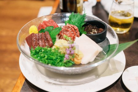 trozos de carne de caballo sashimi o Basashi japonés. Baniku incluye carne magra, excelente jaspeado, melena e hígado. Carne Premium y comida famosa en la ciudad de Matsumoto, Prefectura de Nagano, Japón