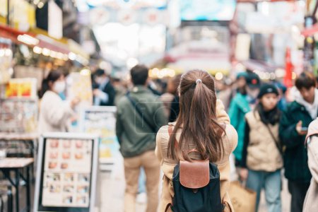 Touristin besucht den Ameyoko-Markt, eine belebte Marktstraße in Ueno. Wahrzeichen und beliebtes Reiseziel in Tokio, Japan und Asien