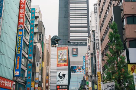 Foto de Estatua de Godzilla en los cines Toho Shinjuku cerca de la gracery del hotel. Monumento y popular para la atracción turística en Shinjuku. Tokio, Japón, 17 de noviembre de 2023 - Imagen libre de derechos