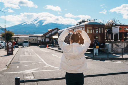Femme touriste avec la montagne Fuji à la gare de Kawaguchiko, heureux voyageur visitant le mont Fuji à Yamanashi, Japon. Repère pour l'attraction touristique. Japon Voyage, destination et vacances