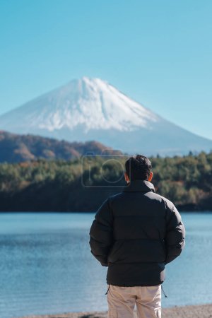 Man Touristen genießen mit Fuji Mountain am Saiko-See, glückliche Reisende Besichtigung des Mount Fuji und Roadtrip Fuji Five Lakes. Wahrzeichen für Touristenattraktion. Japan Reisen, Reiseziel und Urlaub