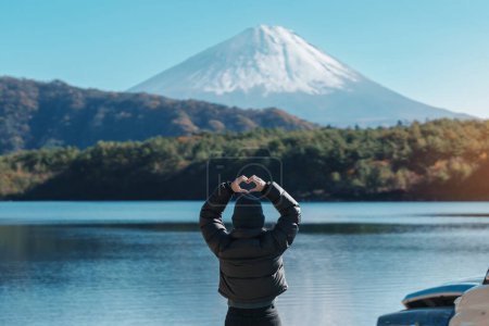 Touristinnen genießen den Fuji-Berg am Saiko-See, glückliche Reisende die Besichtigung des Fuji-Berges und den Roadtrip Fuji Five Lakes. Wahrzeichen für Touristenattraktion. Japan Reisen, Reiseziel und Urlaub