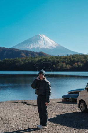 Touristinnen genießen den Fuji-Berg am Saiko-See, glückliche Reisende die Besichtigung des Fuji-Berges und den Roadtrip Fuji Five Lakes. Wahrzeichen für Touristenattraktion. Japan Reisen, Reiseziel und Urlaub