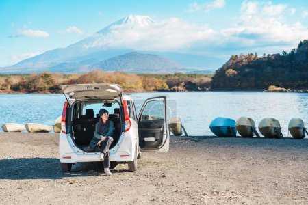 Femme touriste profiter avec la montagne Fuji au lac Shoji, voyageur heureux visites du mont Fuji et voyage sur la route Fuji Cinq Lacs. Repère pour l'attraction touristique. Japon Voyage, destination et vacances