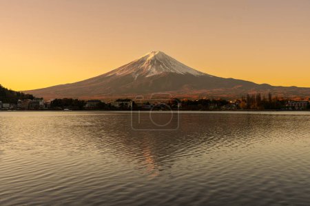 Mont Fuji au lac Kawaguchi au lever du soleil du matin. Mont Fujisan à Fujikawaguchiko, Yamanashi, Japon. Repère pour l'attraction touristique. Japon Voyage, Destination, Vacances et Mont Fuji concept de jour