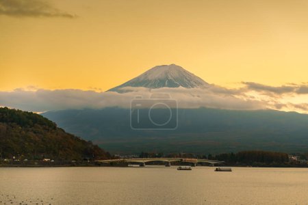 Mont Fuji au lac Kawaguchi au coucher du soleil. Mont Fujisan à Fujikawaguchiko, Yamanashi, Japon. Repère pour l'attraction touristique. Japon Voyage, Destination, Vacances et Mont Fuji concept de jour