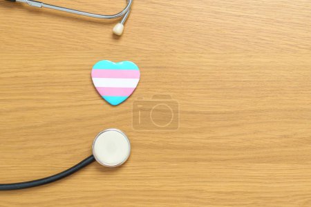 Foto de Día Transgénero y mes del orgullo LGBT, concepto LGBTQ + o LGBTQIA +. Doctor sosteniendo azul, rosa y blanco en forma de corazón para Lesbianas, Gays, Bisexuales, Transgénero, Queer y Pansexuales de la comunidad - Imagen libre de derechos