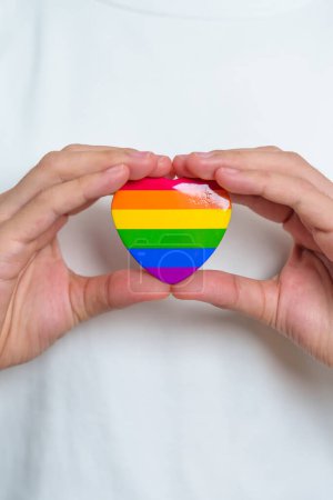 Concepto del mes del orgullo LGBT o LGBTQ + o LGBTQIA + con forma de corazón de arco iris para lesbianas, gays, bisexuales, transgénero, queer, intersex, asexual, agender, no binario, dos espíritus, pansexual y demisexual