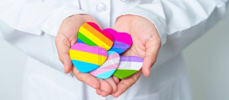 Foto de Concepto de mes de orgullo LGBT o LGBTQ + o LGBTQIA + con forma de corazón colorido arco iris para lesbianas, gays, bisexuales, transgénero, queer, intersex, asexual, agender, no binario, dos espíritus, pansexual - Imagen libre de derechos