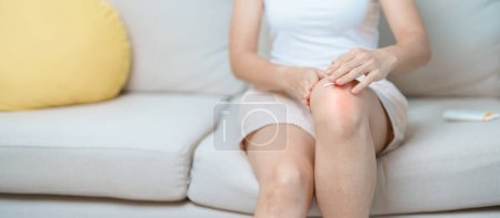 Arthritis und Muskelschmerzlinderung Creme-Konzept. Frau mit Knie- und Muskelschmerzen aufgrund von Runners Knee oder Patellofemoral Pain Syndrom, Arthrose, Rheuma und Patellarsehnenentzündung