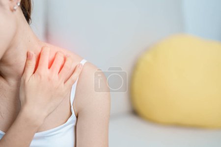 Femme souffrant de douleurs à l'épaule et au cou à la maison. Douleurs musculaires dues au syndrome de douleur myofasciale et à la fibromyalgie, rhumatisme, douleur scapulaire, colonne cervicale. concept ergonomique