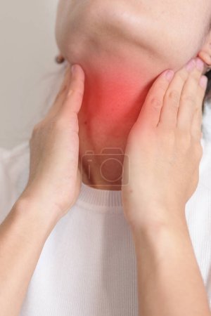 Femme vérifiant la maladie des glandes thyroïdes. Main tenant la douleur au cou. Hyperthyroïdie, hypothyroïdie, thyroïdite de Hashimoto, tumeur et cancer de la thyroïde, post-partum, carcinome papillaire et concept de santé