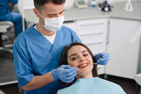 Téléchargez les photos : Femme ayant des dents examinées chez le dentiste - en image libre de droit