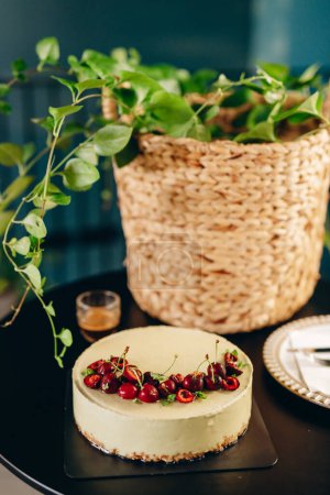 Téléchargez les photos : Gâteau au fromage aux pistaches décoré de cerises. - en image libre de droit